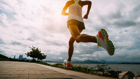 femme qui coure jogging blessure